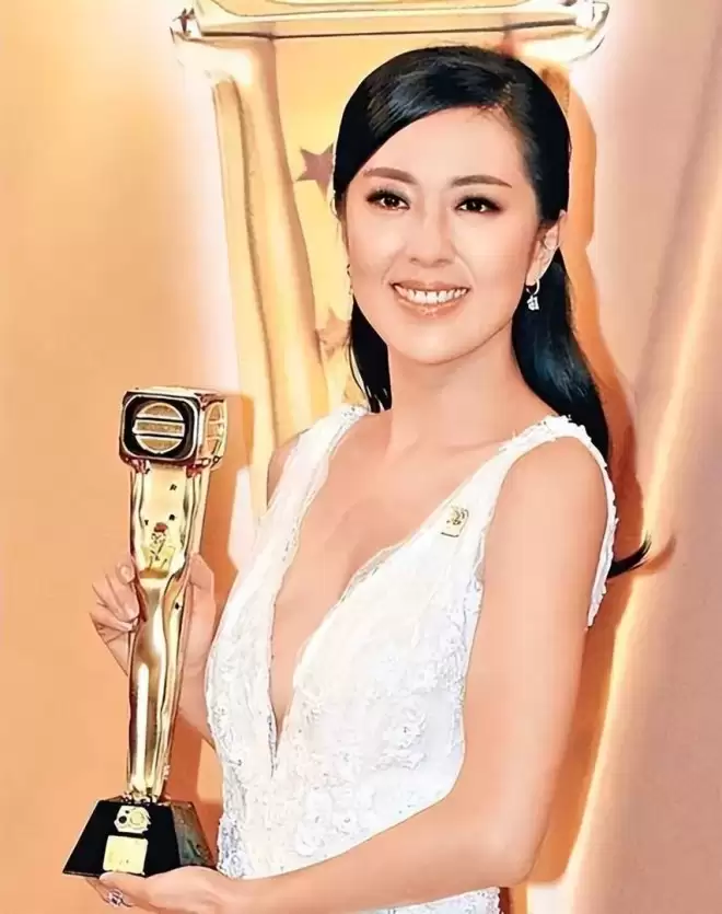 她至今不婚不育，43岁靠着卖面包住进香港豪宅