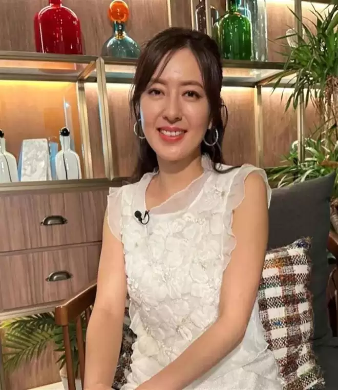 她至今不婚不育，43岁靠着卖面包住进香港豪宅