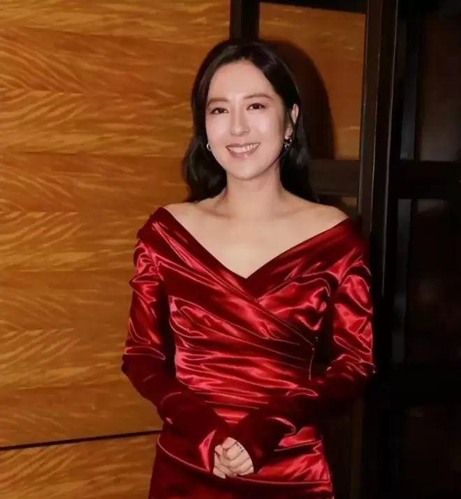 她至今不婚不育，43岁靠着卖面包住进香港豪宅