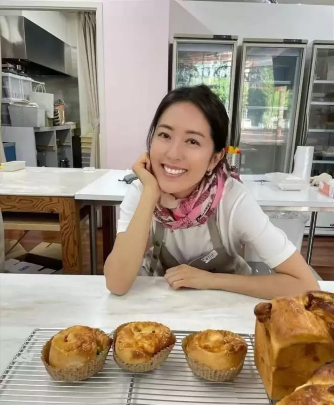 她至今不婚不育，43岁靠着卖面包住进香港豪宅