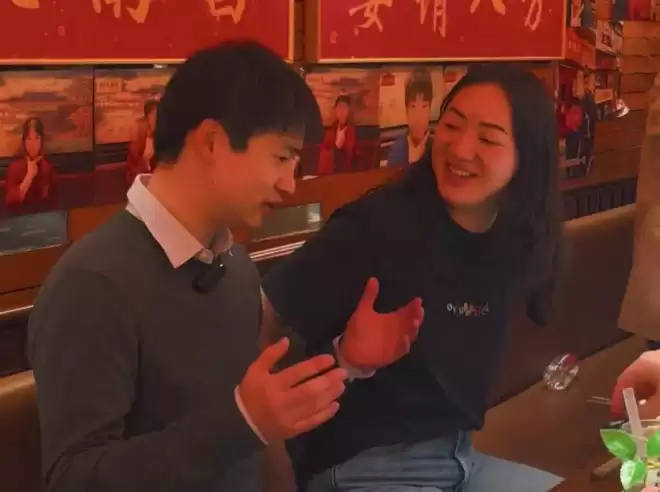 女孩28年后跨国寻亲成功！生父母称她被爷爷送走