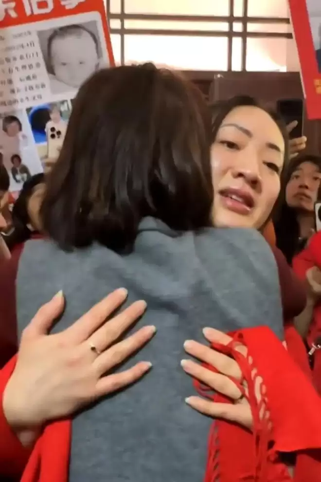 女孩28年后跨国寻亲成功！生父母称她被爷爷送走