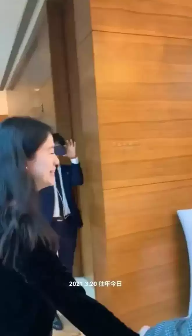49岁翁帆现身香港,穿白大衣换新发型笑容娇羞,显得年轻了许多