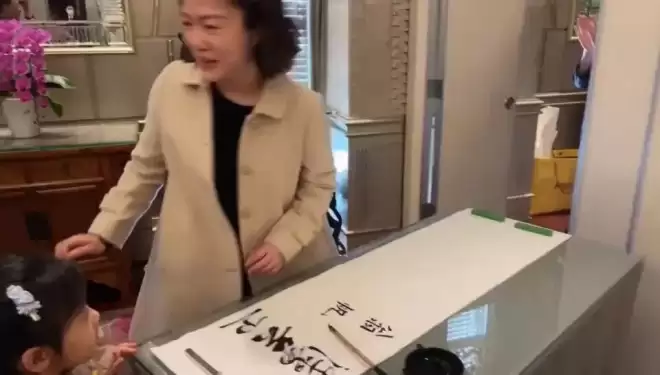 49岁翁帆现身香港,穿白大衣换新发型笑容娇羞,显得年轻了许多