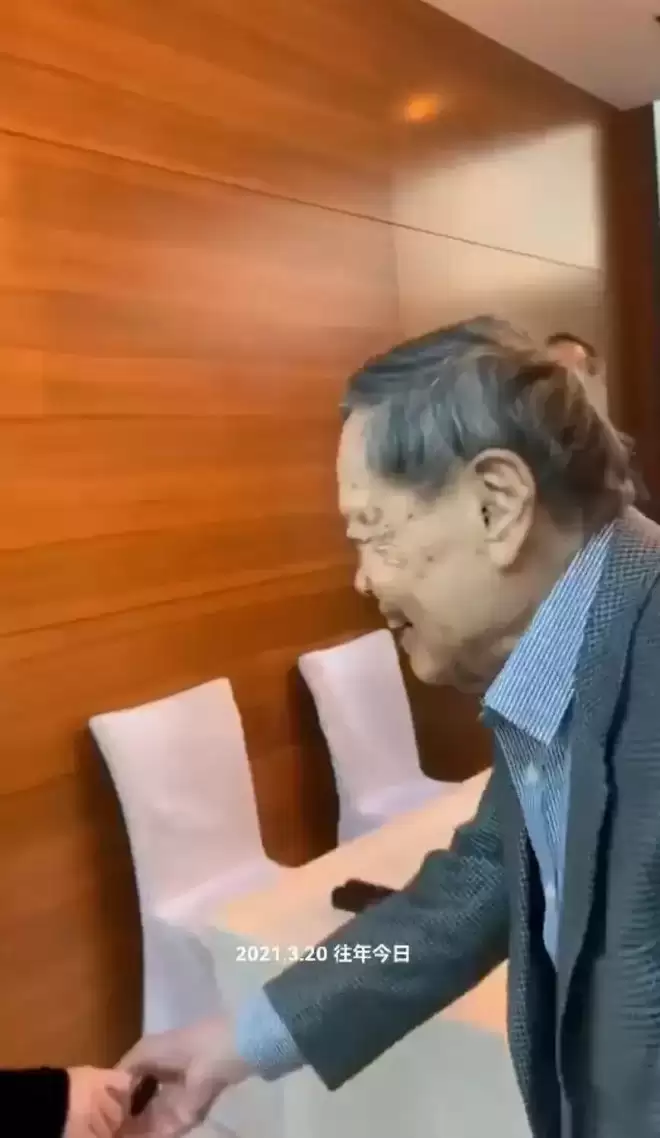 49岁翁帆现身香港,穿白大衣换新发型笑容娇羞,显得年轻了许多