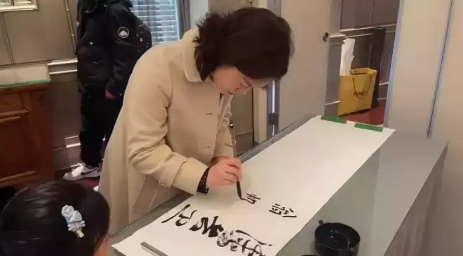 49岁翁帆现身香港,穿白大衣换新发型笑容娇羞,显得年轻了许多