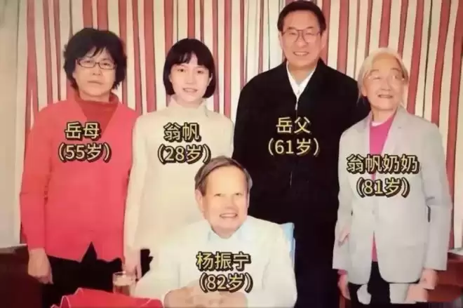 49岁翁帆现身香港,穿白大衣换新发型笑容娇羞,显得年轻了许多