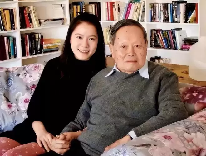 49岁翁帆现身香港,穿白大衣换新发型笑容娇羞,显得年轻了许多