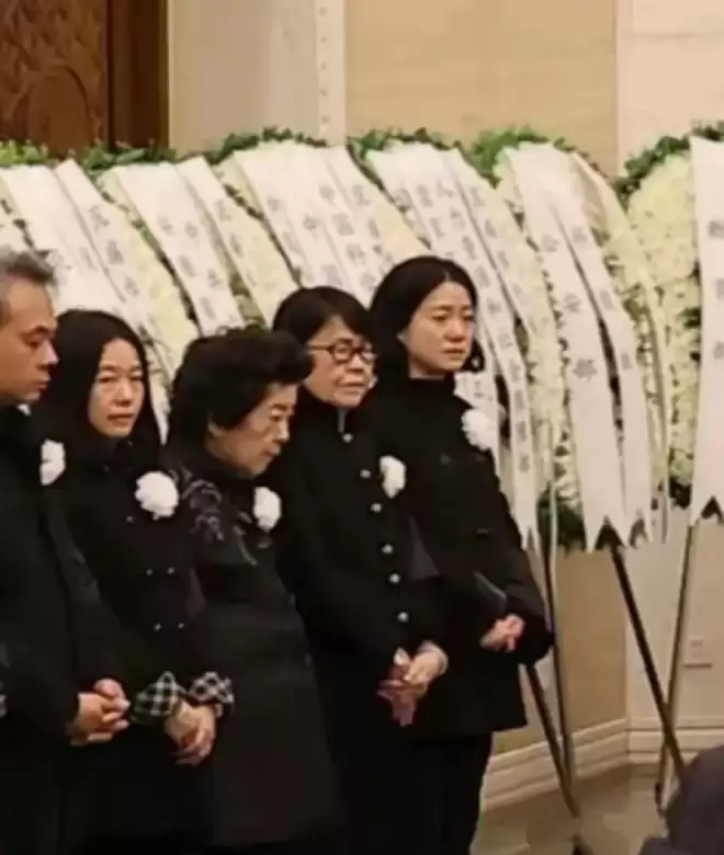 49岁翁帆现身香港,穿白大衣换新发型笑容娇羞,显得年轻了许多