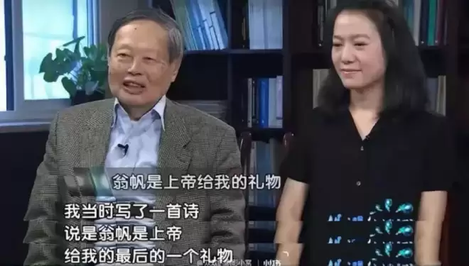 49岁翁帆现身香港,穿白大衣换新发型笑容娇羞,显得年轻了许多