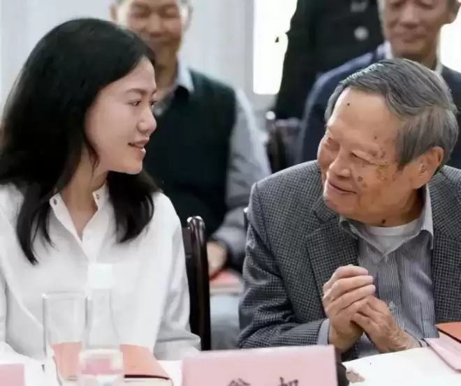 49岁翁帆现身香港,穿白大衣换新发型笑容娇羞,显得年轻了许多