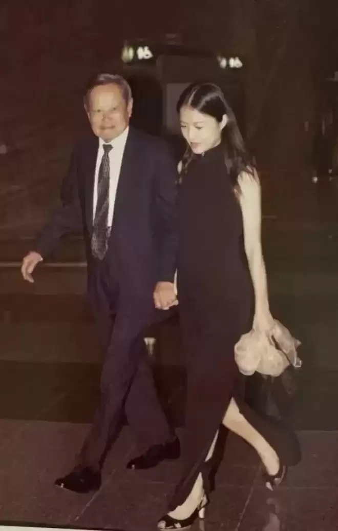 49岁翁帆现身香港,穿白大衣换新发型笑容娇羞,显得年轻了许多