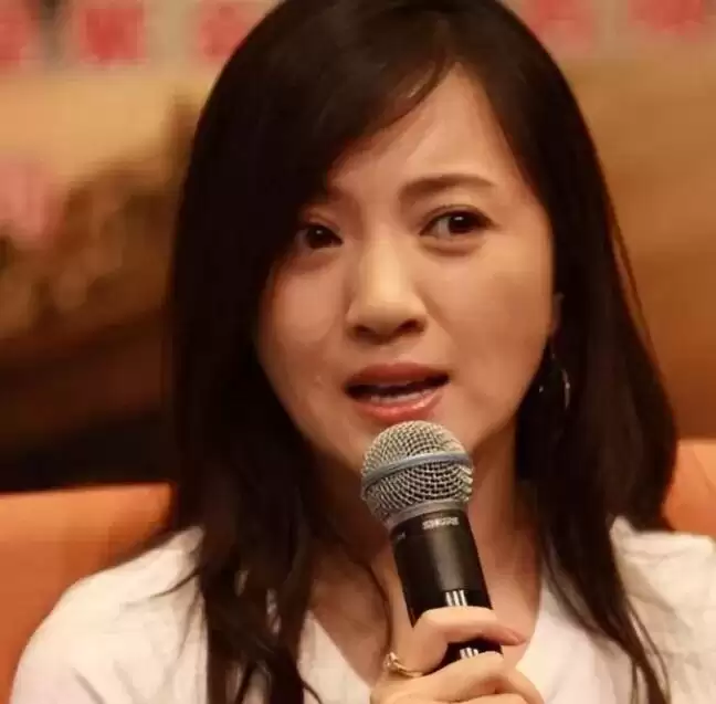 她曾是冯巩"御用老婆",连登五年春晚后精神失常,现在52岁怎样了?
