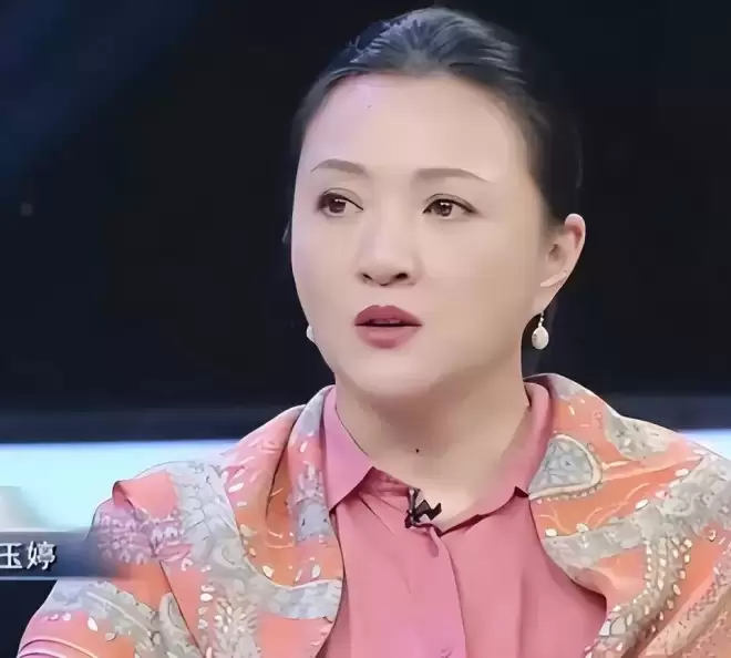 她曾是冯巩"御用老婆",连登五年春晚后精神失常,现在52岁怎样了?