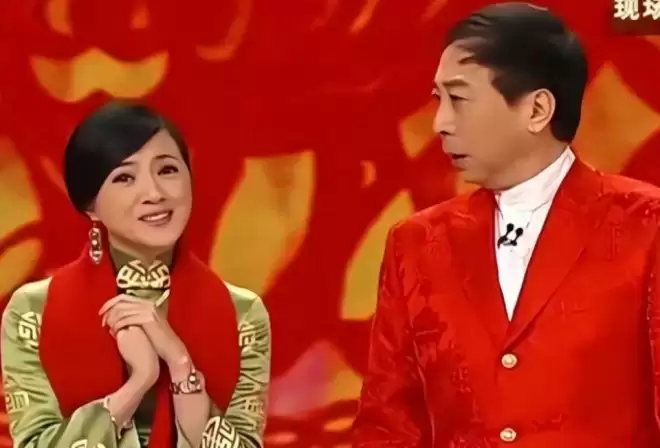 她曾是冯巩"御用老婆",连登五年春晚后精神失常,现在52岁怎样了?