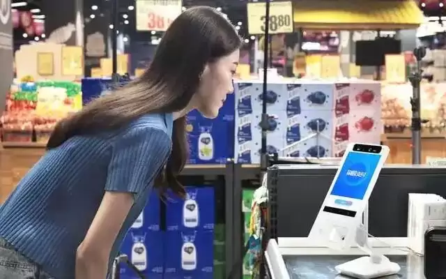 加拿大游客：在中国生活 每天像在看科幻片