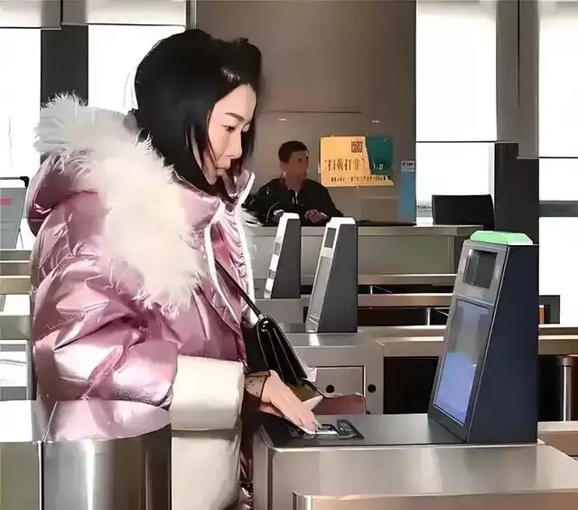 加拿大游客：在中国生活 每天像在看科幻片