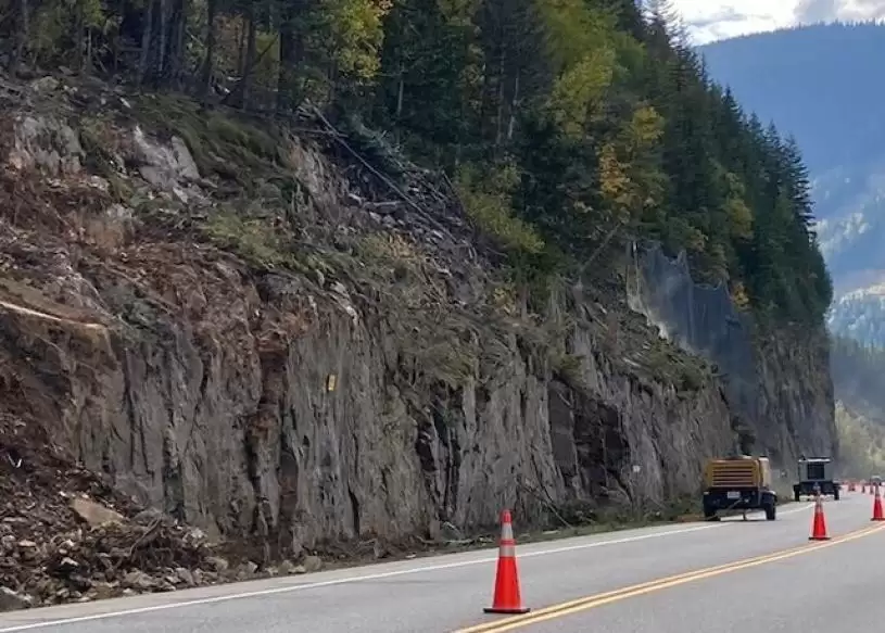卡车在1号路突遭巨石砸中  冲出路面堕入沟渠