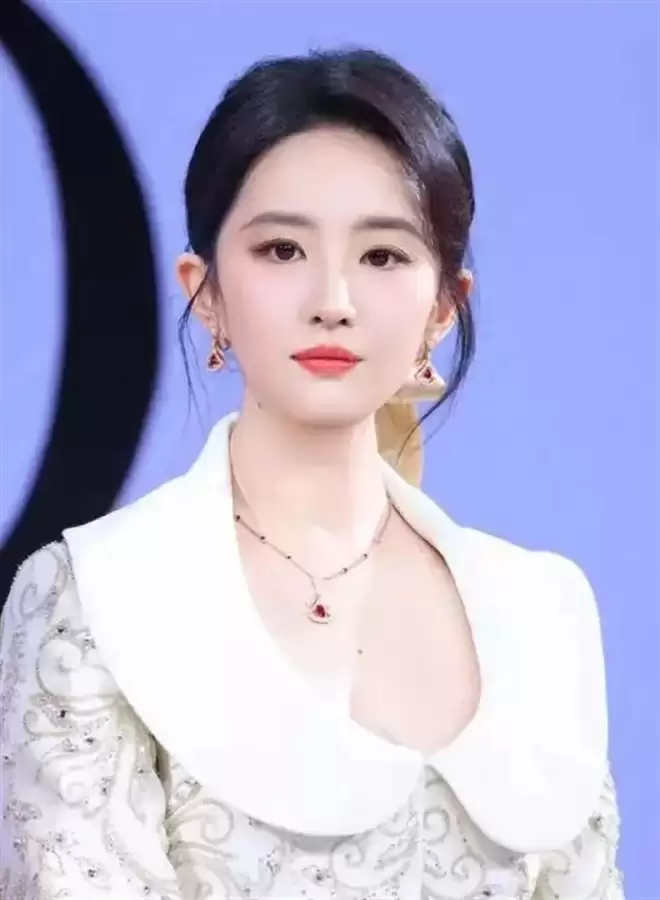 瞒不住了!刘亦菲当前感情状况曝光,蹲守半年的狗仔说出大实话