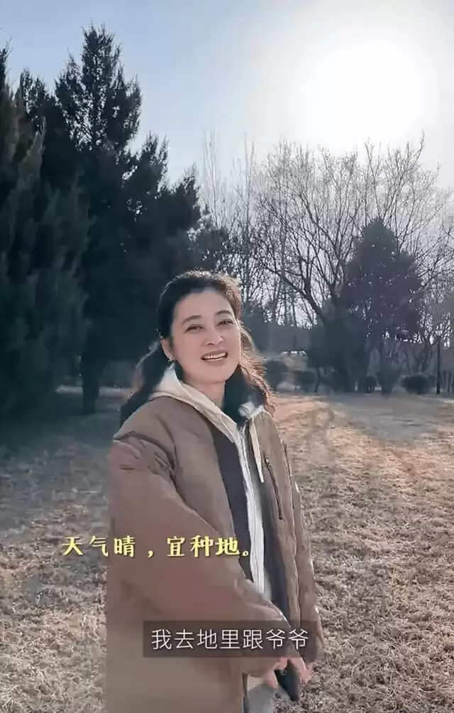 梅婷一家北京住大别墅还种地,和73岁公公种菜,相处和谐如亲父女