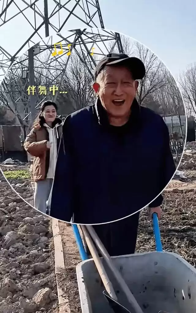 梅婷一家北京住大别墅还种地,和73岁公公种菜,相处和谐如亲父女