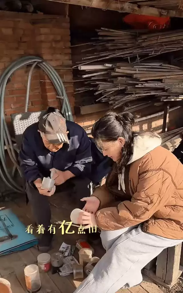 梅婷一家北京住大别墅还种地,和73岁公公种菜,相处和谐如亲父女
