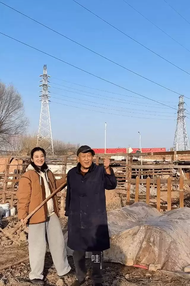 梅婷一家北京住大别墅还种地,和73岁公公种菜,相处和谐如亲父女
