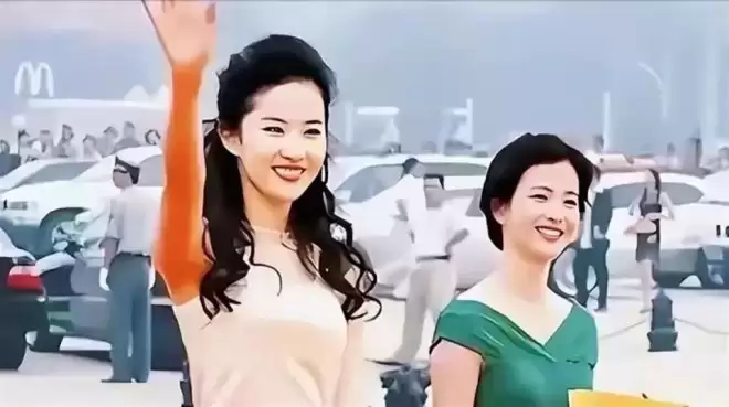 刘亦菲母亲刘晓莉：今66岁仍单身，长得比女儿还漂亮