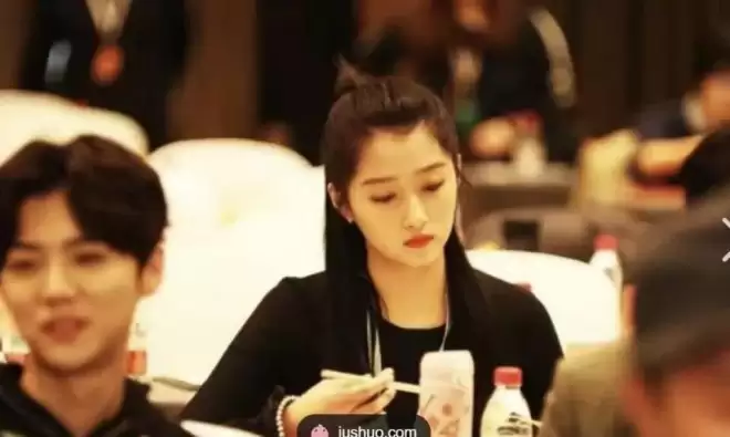 鹿晗关晓彤再上热搜：顶流爱情最戳人的是这个细节