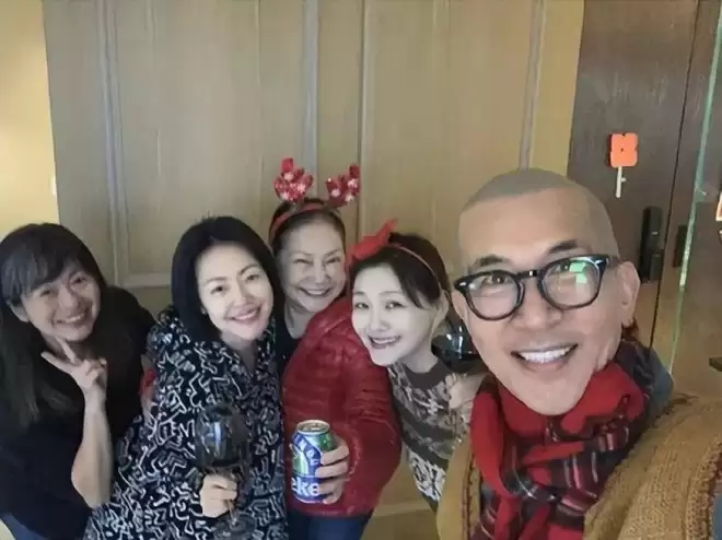 小S回应大街痛哭,表示朋友聚会喝多了,非常想念姐姐崩溃大哭