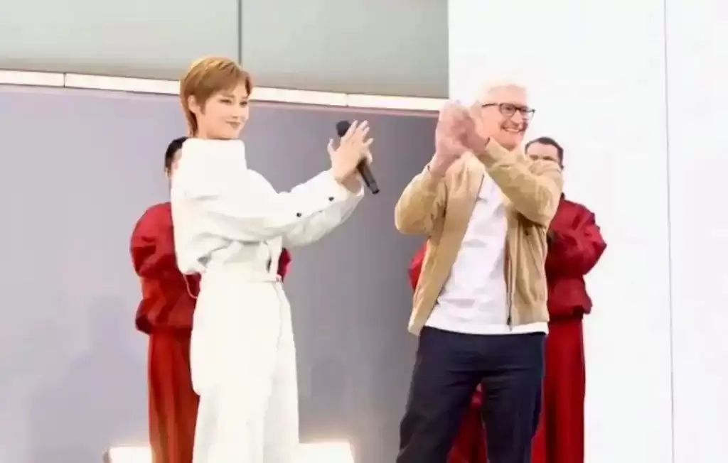 苹果50周年︱CEO库克现身成都  李宇春登台献唱