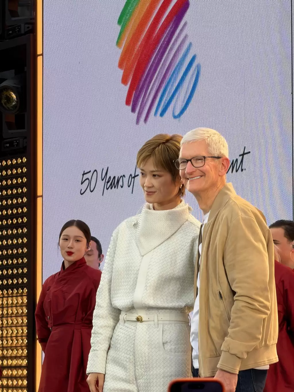 苹果50周年︱CEO库克现身成都  李宇春登台献唱