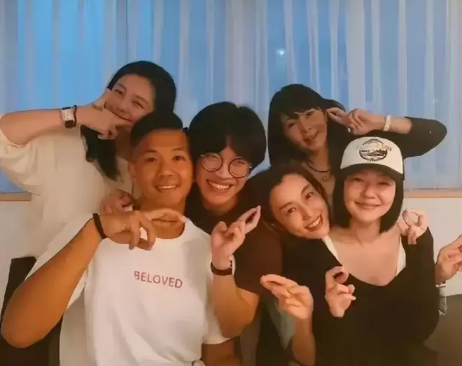 范玮琪50岁庆生照,双胞胎儿子正面曝光,一个像妈一个像爸