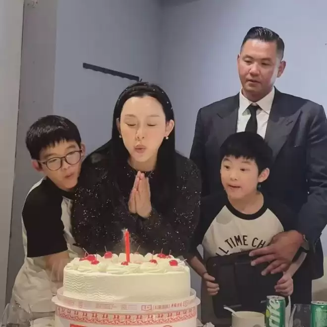 范玮琪50岁庆生照,双胞胎儿子正面曝光,一个像妈一个像爸