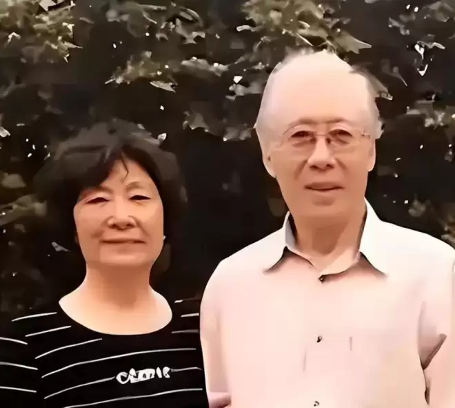 90岁焦晃近况:穿纸尿裤,1天5包烟,与小30岁娇妻住顶楼老破小