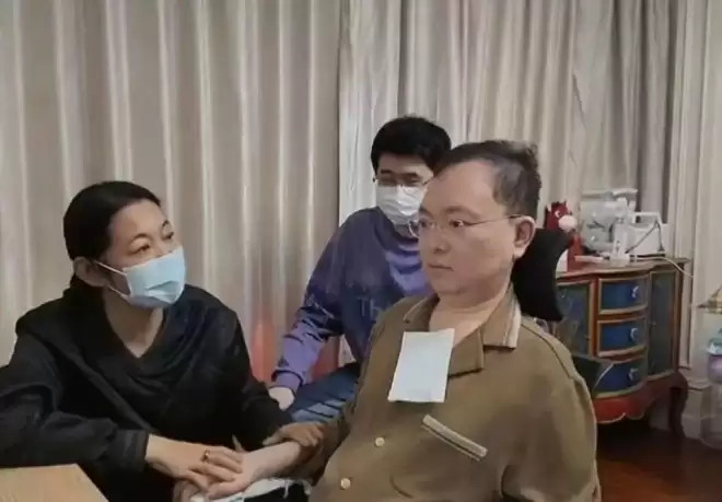 倪萍27岁儿子罕见露面:天生眼疾险失明,被她养成了1米9山东大汉