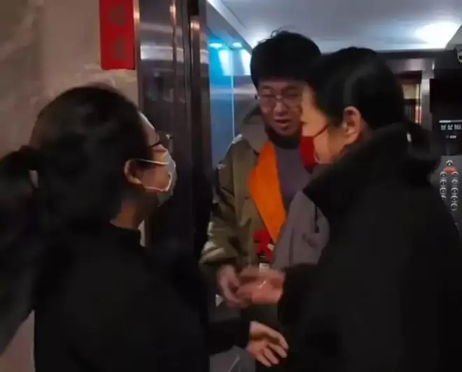 倪萍27岁儿子罕见露面:天生眼疾险失明,被她养成了1米9山东大汉