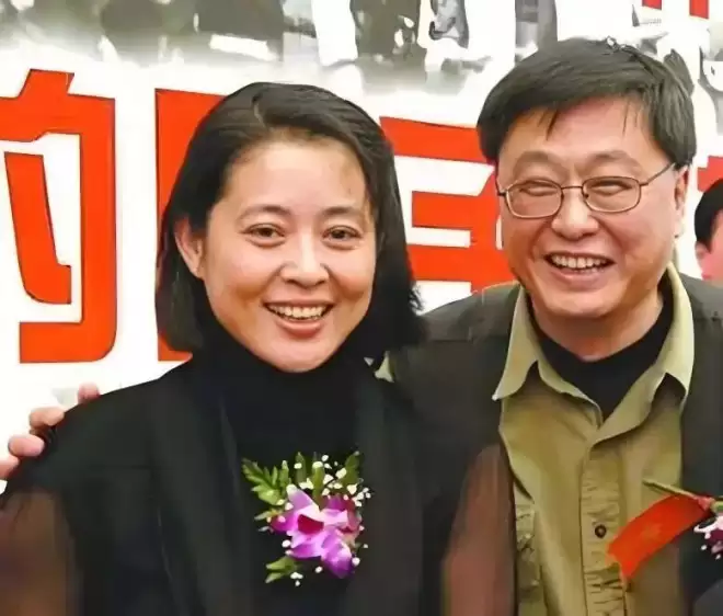 倪萍27岁儿子罕见露面:天生眼疾险失明,被她养成了1米9山东大汉