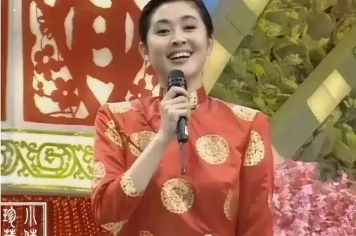 倪萍27岁儿子罕见露面:天生眼疾险失明,被她养成了1米9山东大汉