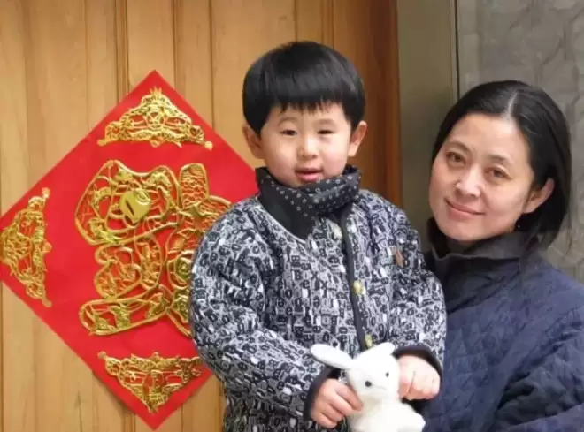 倪萍27岁儿子罕见露面:天生眼疾险失明,被她养成了1米9山东大汉