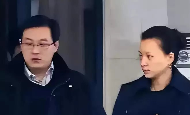 董卿老公密春雷争议已有4年,董卿过年时现身,面容憔悴不复以往