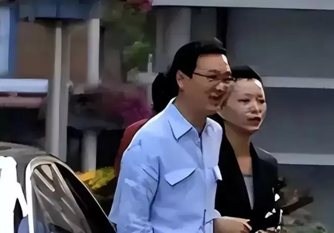 董卿老公密春雷争议已有4年,董卿过年时现身,面容憔悴不复以往