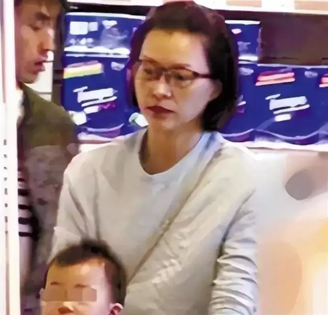 董卿老公密春雷争议已有4年,董卿过年时现身,面容憔悴不复以往