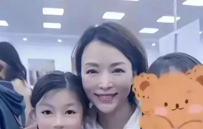 董卿老公密春雷争议已有4年,董卿过年时现身,面容憔悴不复以往
