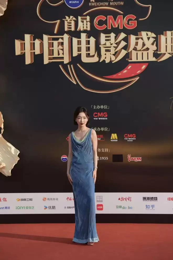 周冬雨“隐婚生子”传闻后首亮相 红毯大秀美背状态从容