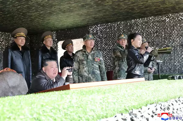 金正恩带女儿 坐坦克车笑开怀