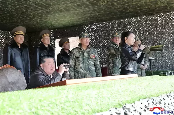 金正恩带女儿 坐坦克车笑开怀