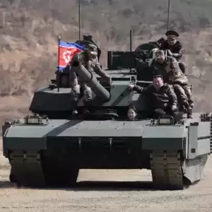 金正恩带女儿 坐坦克车笑开怀