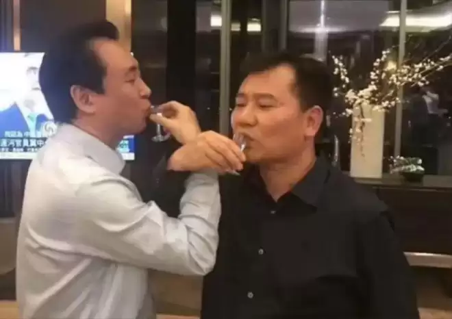 千亿身家一夜清零!63岁张近东 也活成王健林模样