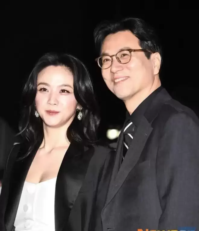 汤唯疑怀二胎，网友从倪妮和汤唯“咬耳朵”猜到，其身形发福